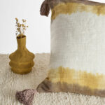 Housse de coussin dégradé jaune et pompons de madam Stoltz
