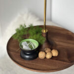 Table d'appoint, vide poche, chevet suspendue en noyer de la marque mademoiselle Jo