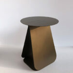 table de chevet Melle Jo en metal bronze assymétrique ronde