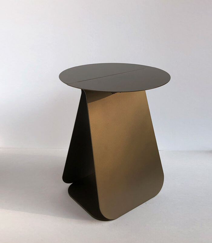 table de chevet Melle Jo en metal bronze assymétrique ronde