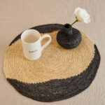 superbe set de table de chez domoina en raphia naturel et noir