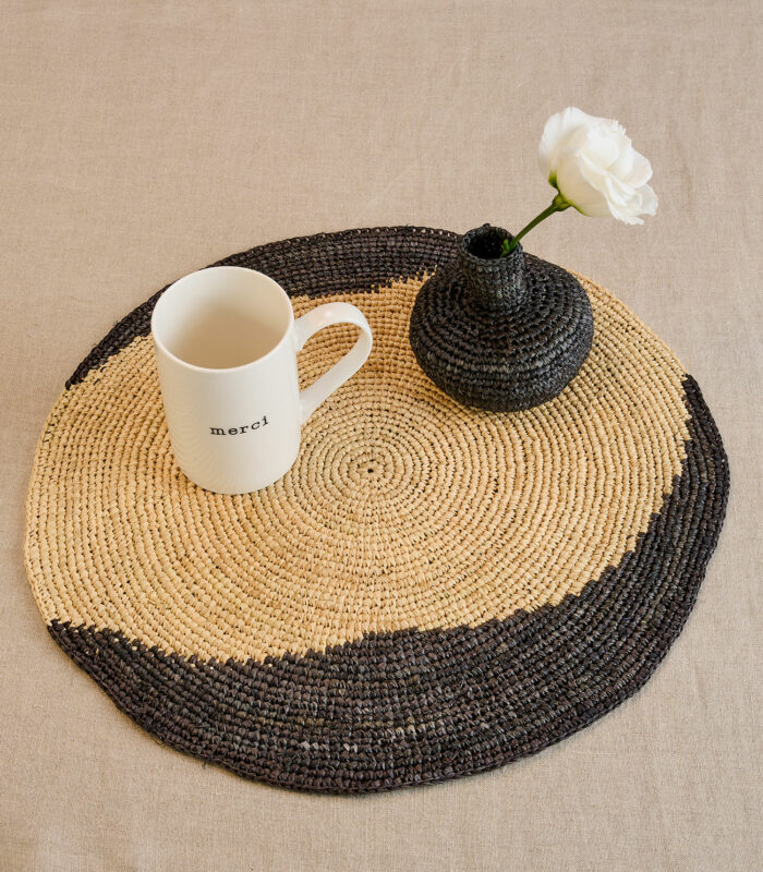 superbe set de table de chez domoina en raphia naturel et noir