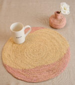 superbe set de table de chez domoina en raphia naturel et rose