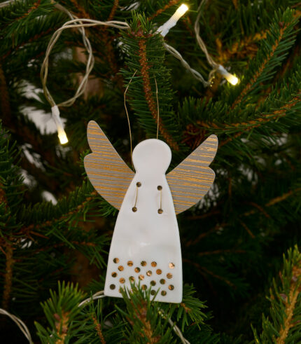 Petit ange gardien en porcelaine blanche, motif coeur et ailes en papier.Il est fixé à un cordon en métal doré.Objet poétique, il saura trouver sa place sur votre sapin de Noël.