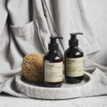 Pour faire plaisir, offrez ce coffret “soins du corps” de la marque Meraki ! Composé d’un gel douche et d’une lotion pour le corps aux notes d’orange fraîches, de bois de cède et de balsamique doux. Hydratation, douceur et réconfort.