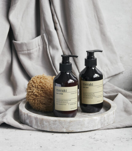 Pour faire plaisir, offrez ce coffret “soins du corps” de la marque Meraki ! Composé d’un gel douche et d’une lotion pour le corps aux notes d’orange fraîches, de bois de cède et de balsamique doux. Hydratation, douceur et réconfort.