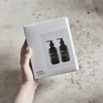 Pour faire plaisir, offrez ce coffret ” Soin des main” de la marque Meraki ! Il est composé d’un savon pour les mains et d’une lotion au parfum d’agrumes amers, de bois, de verveine et de thé.