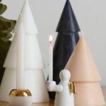 Petit bougeoir en porcelaine Blanche en forme d’ange gardien accompagné de sa petite bougie. Objet poétique à utiliser dans de nombreuse occasions et parfait pout vos décorations de Noël.