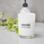 Bougie parfumée de la marque Meraki au doux mélange de thé blanc et de gingembre. Ambiance douce et et odeur rafraîchissante.