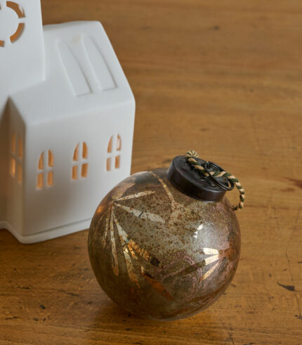 Boule vintage et bohème marron glacé et doré. Un vrai atout déco pour votre sapin de Noël et et vos décorations de fin d’année.