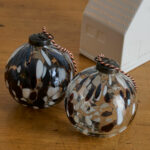 Boule de Noël en verre moucheté marron, fabriqué artisanalement . idéal pour votre sapin de Noël !