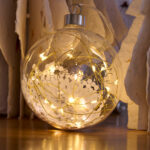 Sublimez votre décoration de Noël avec cette magnifique boule de Noël en verre remplie de paillettes argentées et d’une guirlande LED à l’intérieur. Message “Merry Christmas” sur la boule en verre