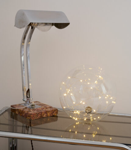 Sublimez votre décoration de Noël avec cette magnifique boule de Noël XXL en verre transparent et composée d’une guirlande LED à l’intérieur. Style épuré et délicat.