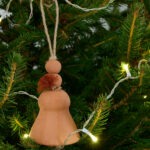 Jolie cloche en terre cuite à suspendre. Idéale pour vos décorations de Noël