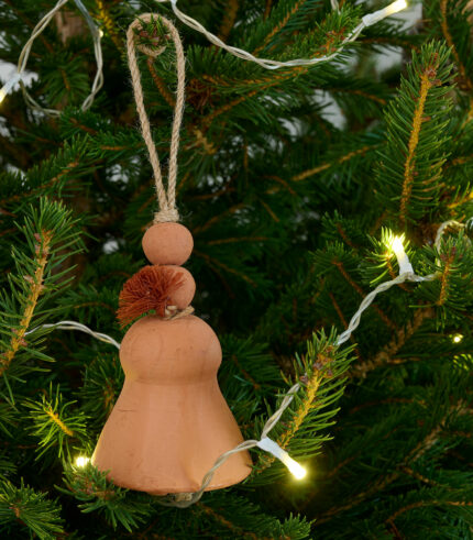 Jolie cloche en terre cuite à suspendre. Idéale pour vos décorations de Noël