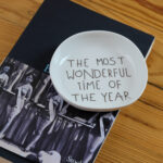 Couppelle en porcelaine blanche, émaillée sur l’intérieur avec incription argentée “The most beautiful time of the year” Idéale pour completer votre table de Noël. A mixer aussi avec le reste de la gamme Räder.