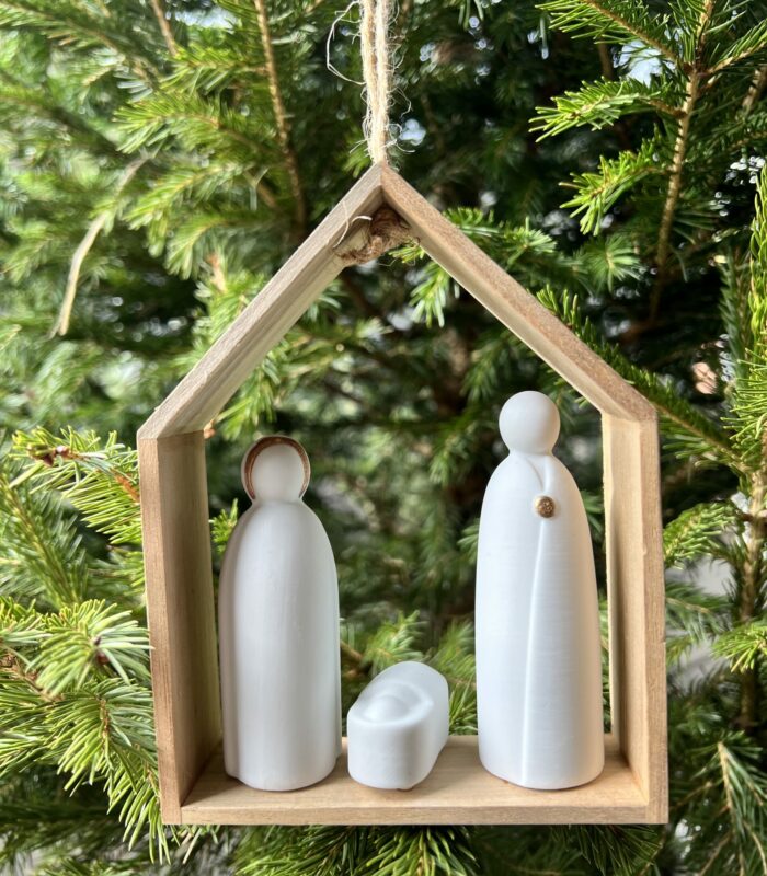 Crèche en bois d’acacia avec les trois figurines de la nativité en porcelaine blanche à suspendre.Style très épuré qui s’intègre parfaitement avec tous types d’intérieurs.