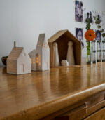 Crèche en bois d’acacia avec les trois figurines de la nativité en porcelaine blanche. Style très épuré qui s’intègre parfaitement avec tous types d’intérieurs. Possible de l’associer aux différents éléments de la gamme Räder.