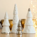 Forêt de sapin de différentes tailles en porcelaine Blanche et dorée. Univers doux et poétique, idéal pour vos futures décorations de Noël.