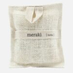 Exfoliez délicatement votre peau tout en lavant votre corps avec le gant de toilette Meraki. Le gant de toilette est composé à 100% de jute, il est rempli de savon artisanal qui mousse lorsque vous vous lavez le corps. Le savon a un doux parfum d’herbes.