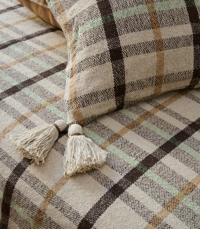 Fabriqué à partir de matériaux 100 % recyclés, la housse de coussin à carreaux aux couleurs beige, caramel écru et vert sera parfaite sur votre lit ou dans votre salon pour un hiver tout doux. A mixer avec le couvre-lit de la même gamme sous la ref JEBC11078-L