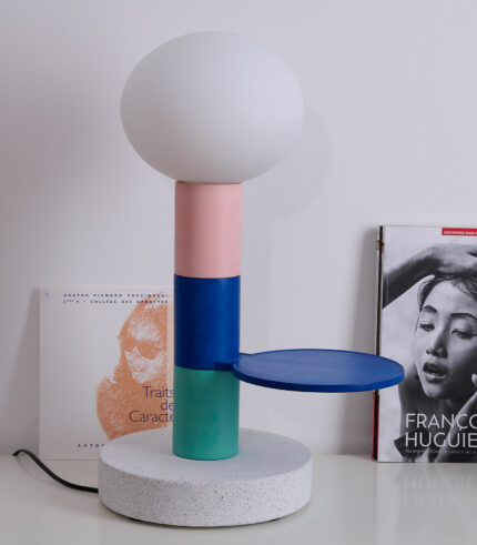 Magnifique lampe ” Agathe” de la marque Ciluzio d’AAMA Design. Elle est composée d’un socle subtilement moucheté et d’un empilement de 3 cylindres (dont un avec un petit plateau), le tout surplombé par un globe opaline translucide qui diffuse une lumière douce et subtile.