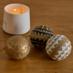 Décoration naturelle et authentique de votre sapin de Noël avec ce lot de 3 boules en papier mâché. Elles sont fabriquées à la main artisanalement avec des matériaux recyclés, la couleur et la forme peuvent ainsi varier.