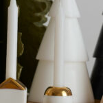 Petit bougeoir en forme de maison en porcelaine blanche et doré. Il apporte une subtile touche de décoration scandinave dans votre intérieur.