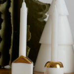 Petit bougeoir rond en porcelaine blanche et doré. Il apporte une subtile touche de décoration scandinave dans votre intérieur.