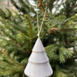 Sapin en porcelaine décoré de pois dorés et muni d’une petite clochette.