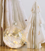 Sapins de noël en papier mâché beige petale de fleur hauteur 23 cm à poser pour une décoration de noël naturelle. Mixez les tailles et les couleurs pour créer une ambiance féérique pendant les fêtes de fin d’année.