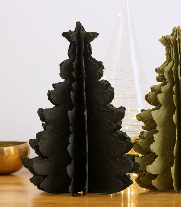 Sapins de noël en papier mâché noir hauteur 23 cm à poser pour une décoration de noël naturelle. Mixez les tailles et les couleurs pour créer une ambiance féérique pendant les fêtes de fin d’année.