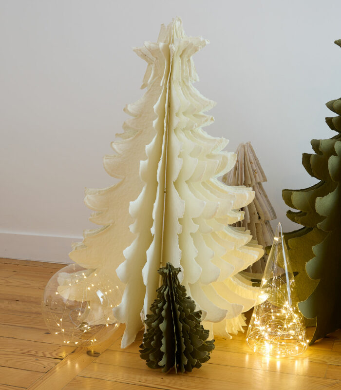 Sapins de noël en papier mâché ivoire hauteur 76 cm à poser pour une décoration de noël naturelle. Mixez les tailles et les couleurs pour créer une ambiance féérique pendant les fêtes de fin d’année.