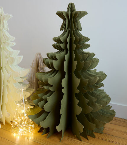 Sapins de noël en papier mâché kaki hauteur 76 cm à poser pour une décoration de noël naturelle. Mixez les tailles et les couleurs pour créer une ambiance féérique pendant les fêtes de fin d’année.