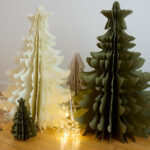 Sapins de noël en papier mâché kaki hauteur 76 cm à poser pour une décoration de noël naturelle. Mixez les tailles et les couleurs pour créer une ambiance féérique pendant les fêtes de fin d’année.