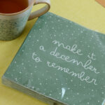 Serviettes en papier avec message ” Make it a december to remember” Elles apporteront une touche naturelle et élégante à vos tables de fêtes! Les serviettes sont eco-friendly : l’impression est faite avec des encres à base acqueuse.