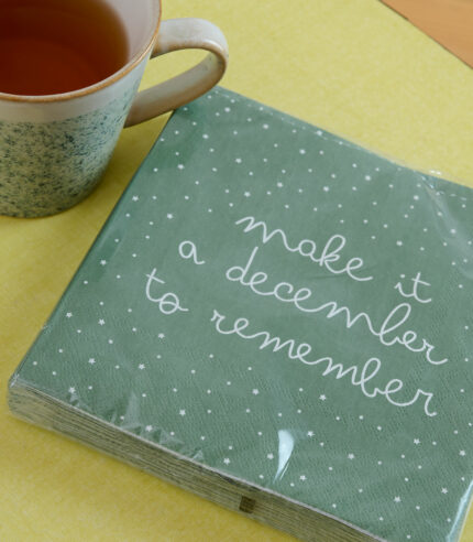 Serviettes en papier avec message ” Make it a december to remember” Elles apporteront une touche naturelle et élégante à vos tables de fêtes! Les serviettes sont eco-friendly : l’impression est faite avec des encres à base acqueuse.