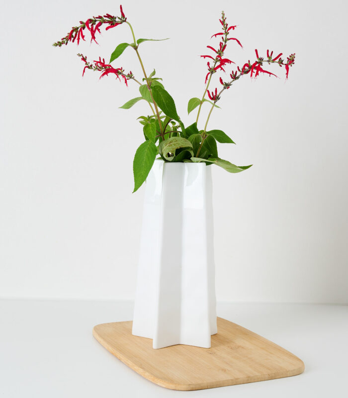 Vase soliflore hauteur 24 cm en porcelaine blanche en forme d’étoile avec finition mate/brillante. Intérieur émaillé Seul ou à plusieurs, en mixant les différentes tailles, il apporte une touche élégante et raffinée dans votre décoration intérieure et sur vos tables de fêtes !