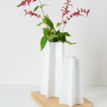 Vase soliflore hauteur 19 cm en porcelaine blanche en forme d’étoile avec finition mate/brillante. Intérieur émaillé Seul ou à plusieurs, en mixant les différentes tailles, il apporte une touche élégante et raffinée dans votre décoration intérieure et sur vos tables de fêtes !