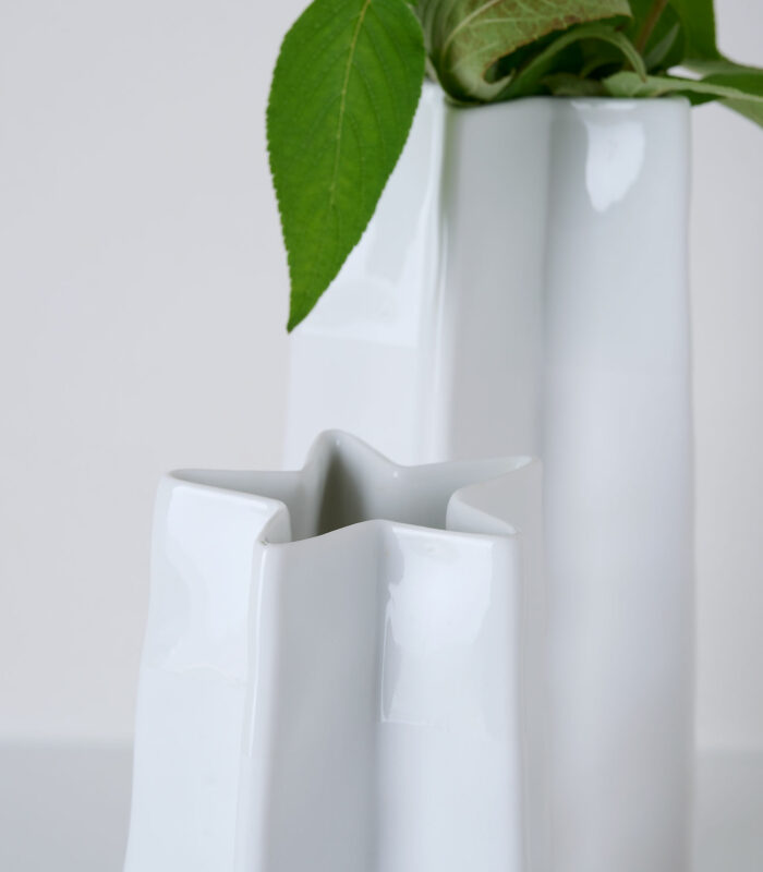 Vase soliflore hauteur 19 cm en porcelaine blanche en forme d’étoile avec finition mate/brillante. Intérieur émaillé Seul ou à plusieurs, en mixant les différentes tailles, il apporte une touche élégante et raffinée dans votre décoration intérieure et sur vos tables de fêtes !