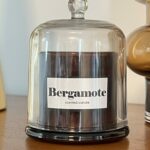 Petite bougie de la marque Opjet Paris au doux parfum de bergamote. La bougie est vendue avec sa cloche de verre permettant de la protéger et de sublimer son parfum.