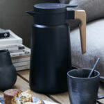 Carafe isotherme noire “Cole” de la marque House Doctor, idéale pour garder votre café ou votre thé bien chaud! Intérieur en acier inoxydable, exterieur mat avec une poignée en bois, son design est minimaliste et chic.