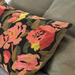 Housse de coussin fleurie en velour. Décoration poétique à utiliser sur un lit, un canapé…