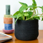 Joli panier noir en fibre de jute, idéal pour ranger vos petits objets de tous les jours. Il possède une poignée pour le pendre sur un crochet. Que ce soit pour les torchons dans la cuisine, les produits dans la salle de bain, pour les magazines dans le salon, ou à utiliser en cache pot, il est un véritable objet de décoration pour la maison et une solution de rangement parfaite.
