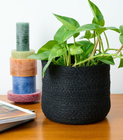 Joli panier noir en fibre de jute, idéal pour ranger vos petits objets de tous les jours. Il possède une poignée pour le pendre sur un crochet. Que ce soit pour les torchons dans la cuisine, les produits dans la salle de bain, pour les magazines dans le salon, ou à utiliser en cache pot, il est un véritable objet de décoration pour la maison et une solution de rangement parfaite.