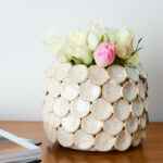 Délicatesse et simplicité pour ce vase “Dot” de la marque House Doctor en porcelaine émaillée blanche. Des “pétales” circulaires sur la surface entourent le vase, lui donnant un aspect sculptural et un esprit intemporel et poétique. Son design scandinave s’accordera en toute harmonie avce votre intérieur. A utiliser en cache pot, seul ou avec des fleurs séchées.