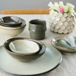 Assiette grise collection “lake” de la marque danoise House Doctor. Son aspect rustique et irrégulier en céramique émaillée donnera le ton de votre table. Elle pourra également être combinée avec le reste de la gamme “Lake” disponible sur notre e-shop.