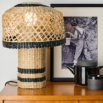 Lampe en jonc de mer naturel et noir de la marque Madam Stoltz. Son design est chic et unique et ne manquera pas de sublimer votre décoration. Idéale à poser sur une étagère, une console ou une table de chevet…