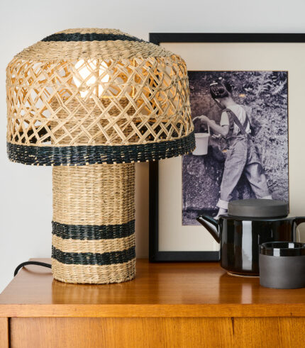 Lampe en jonc de mer naturel et noir de la marque Madam Stoltz. Son design est chic et unique et ne manquera pas de sublimer votre décoration. Idéale à poser sur une étagère, une console ou une table de chevet…