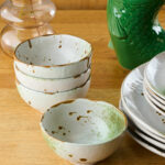 Petit bol de la nouvelle gamme de vaisselle en grès par Madam Stoltz. Mélange chic de blanc, vert et naturel pour une table élégante et sobre. Assiettes et mugs disponible sur notre e-shop.